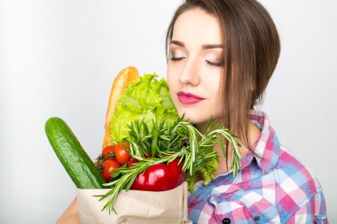 Taze organik bakkal ile güzel kadın