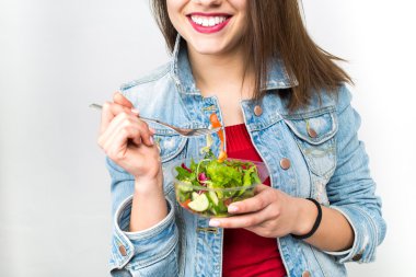 Plastik kap dan sağlıklı salata yemek kadın