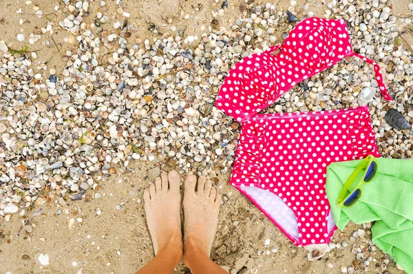 Acessórios de praia de verão sobre areia — Fotografia de Stock