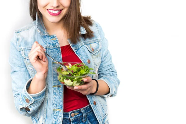 Frau isst gesunden Salat aus Plastikbehälter — Stockfoto