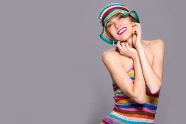 Çizgili şapka ve kıyafet kadın zarif yaz