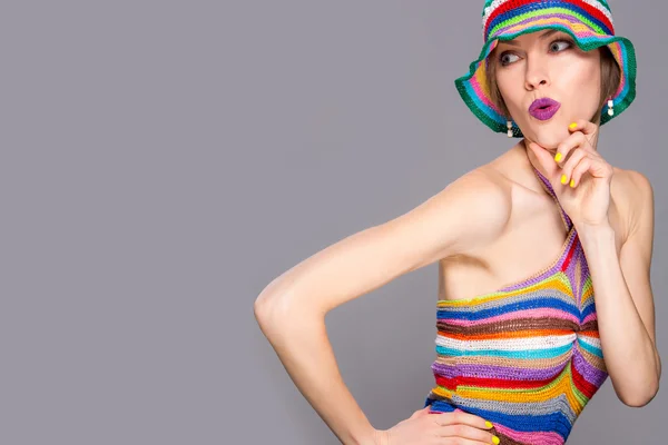 Elegante mujer de verano en rayas sombrero y vestido — Foto de Stock