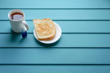 Sabah kahvaltı tost ve çay üzerinde mavi arka plan, tost odaklanmak ile