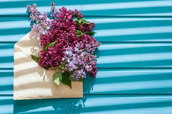 Lentebloemen over blauwe houten achtergrond — Stockfoto