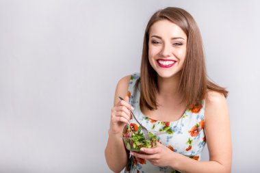 Sağlıklı salata yiyen kadın