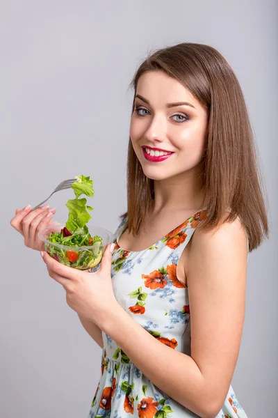 Woman eating healthy salad — Stock Photo, Image