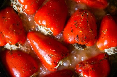 Pan arka planda haşlanmış biber