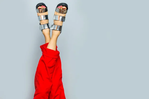 Female legs wearing summer shoes — Stock Photo, Image