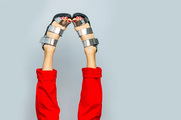 Pernas femininas usando sapatos de verão — Fotografia de Stock