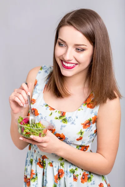 Женщина ест здоровый салат — стоковое фото