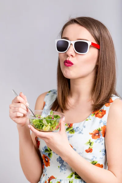 Woman eating healthy salad — Stock Photo, Image