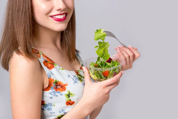 Sağlıklı salata yiyen kadın