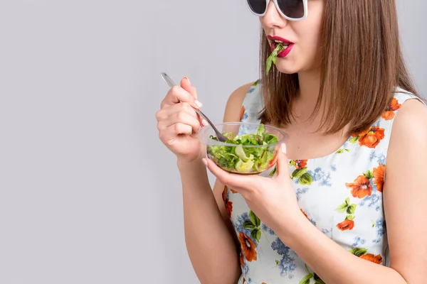 건강에 좋은 샐러드를 먹는 여성 — 스톡 사진