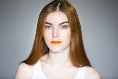 Doğal Kızıl saçlı kız stüdyo portre