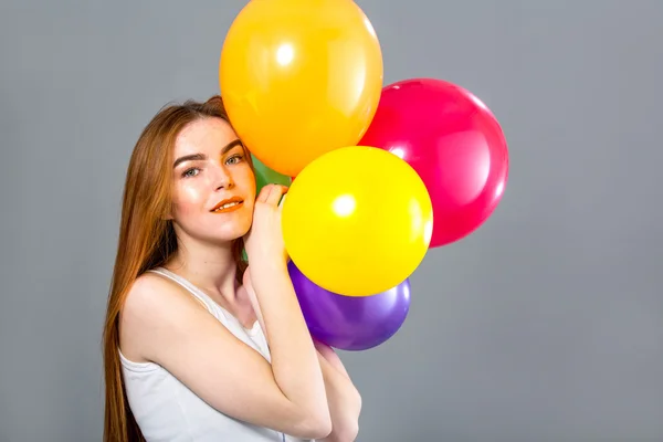 Rött hår kvinna med färgade ballonger — Stockfoto