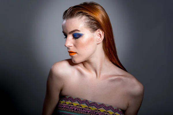 Porträtt av sexiga röda hår kvinna med ljusa makeup — Stockfoto