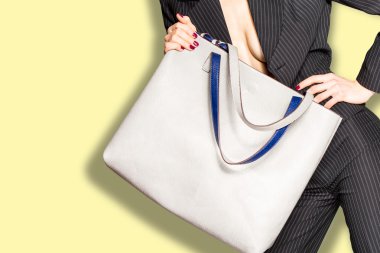 moda model çanta ile. stüdyoda poz