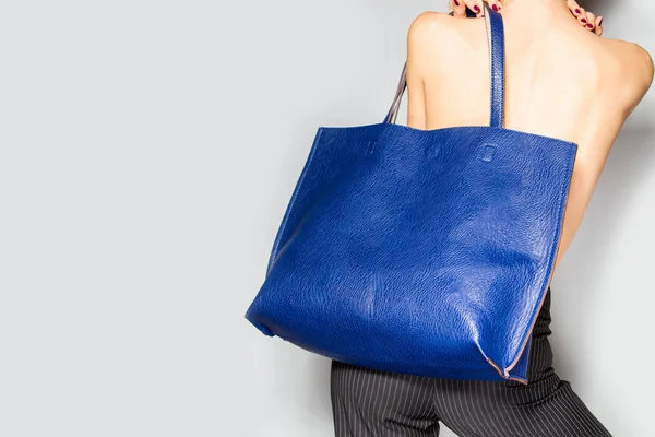 Mode-Modell mit Tasche. posiert im Studio — Stockfoto