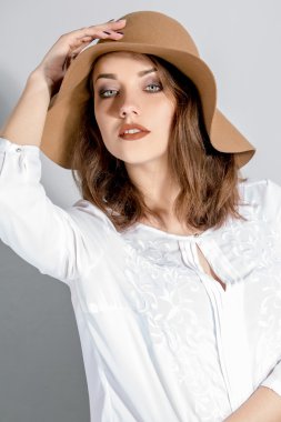 şapkalı güzel kız