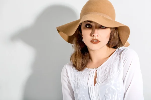 Hermosa chica en un sombrero —  Fotos de Stock