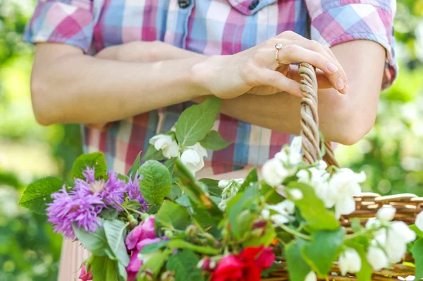 El primer plano de las manos de la mujer con el anillo — Foto de Stock