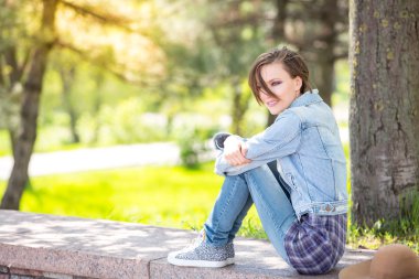 Parktaki güzel kadın.