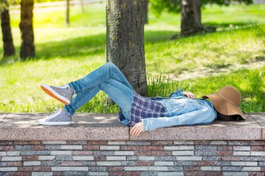 Parktaki güzel kadın.