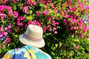 Şapka giyen kadın yaz ve onun yaz tatilin keyfini çıkarın