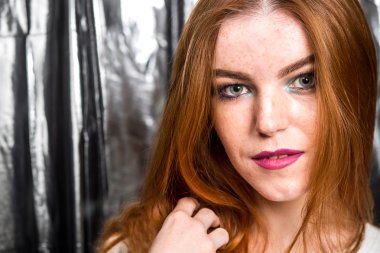 Düz kırmızı saçlı güzel kadın