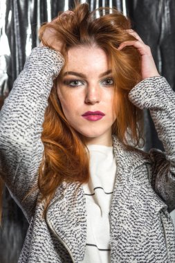 Gri folyo arka plan düz kırmızı saçlı güzel kadın