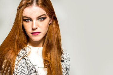 Düz kırmızı saçlı güzel kadın