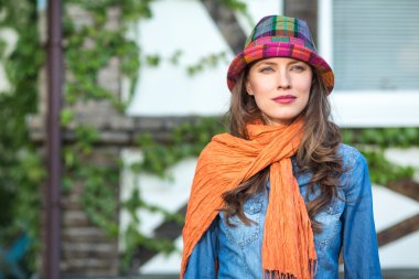 Genç sonbahar kadını