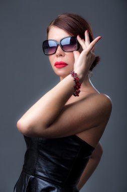 genç güzel kadın wearingsunglasses portresi 