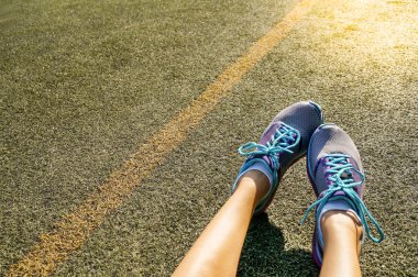 Runner atlet ayak güneş ışığı ile çalıştırdıktan sonra rahatlatıcı