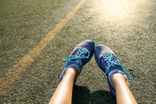 跑步运动员脚放松后运行与阳光 — 图库照片