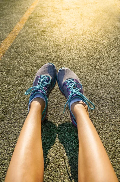 跑步运动员脚放松后运行与阳光 — 图库照片