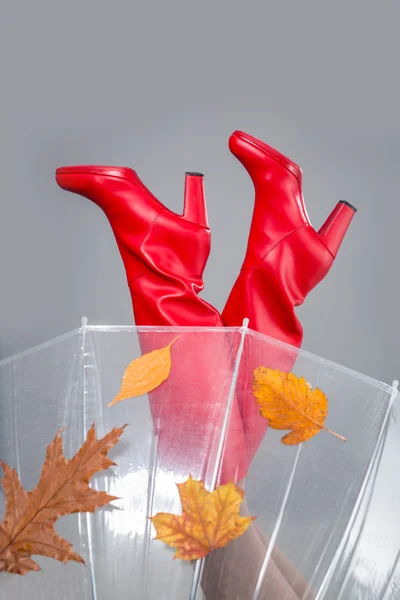 Pernas de outono em botas vermelhas altas — Fotografia de Stock