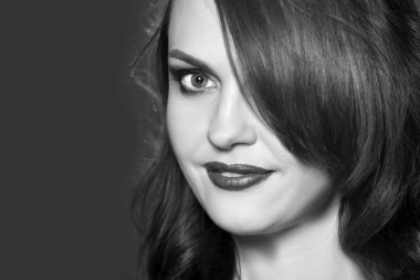 Gri arka plan üzerinde gülümseyen kadın