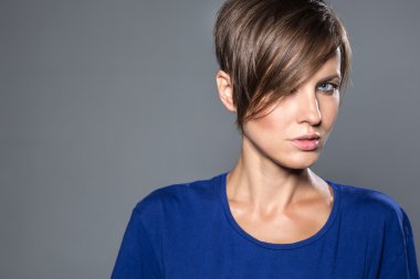 Kısa saçlı kadın.