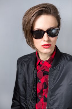 Kısa saç ve güneş gözlüğü moda model