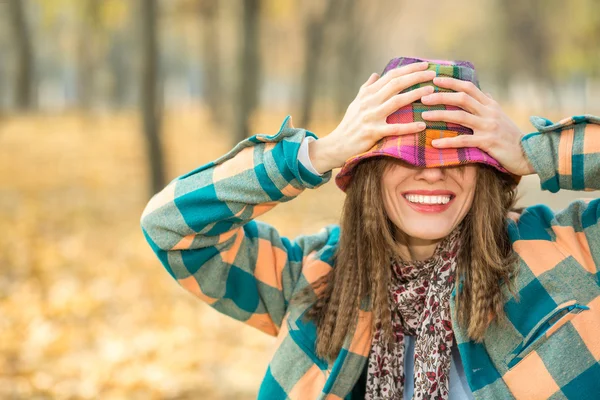 Portrét veselá mladá žena v podzimním parku — Stock fotografie