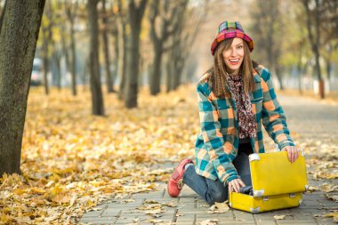 Sarı çanta parlak kıyafetleri giyen güzel kadın