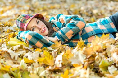 Sarı çanta parlak kıyafetleri giyen güzel kadın