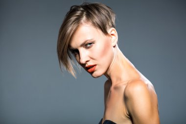 Akşam bakışla güzel kadın