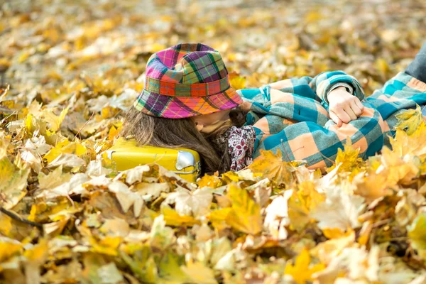 Vacker kvinna bär ljusa kläder med gul resväska — Stockfoto