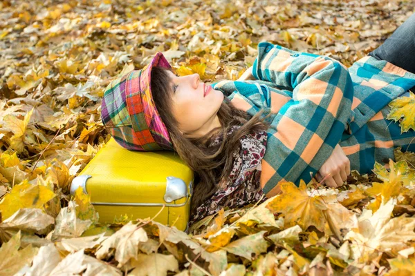 Krásná žena nosit světlé oblečení s žlutým kufrem — Stock fotografie