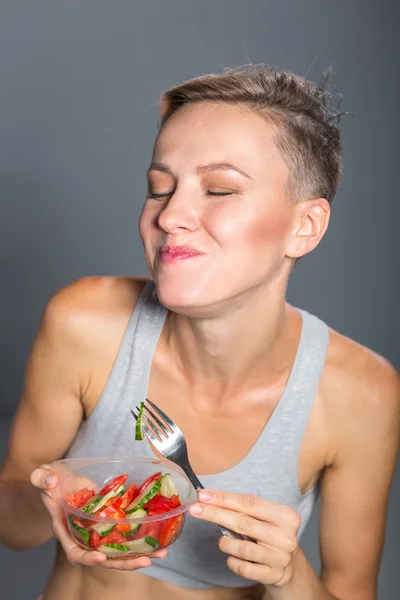 Portrait of attractive sport caucasian smiling woman eating salad — Stock Photo, Image