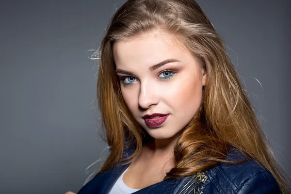 Portrait of beautiful girl in autumn — Stock Photo, Image