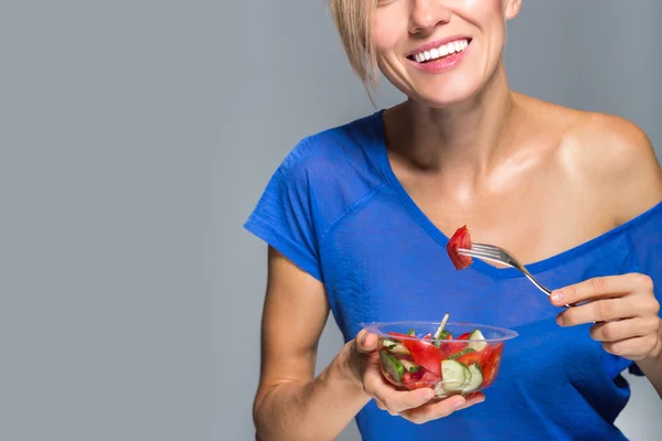 샐러드를 먹는 매력적 인 코카서스웃는 여자의 모습 — 스톡 사진