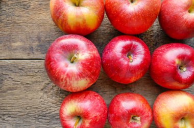 Tahta arka planda olgun kırmızı elmalar